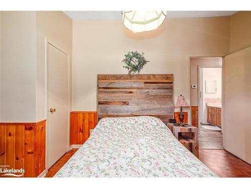 95 42Nd Street S, Wasaga Beach, ON - Indoor Photo Showing Bedroom