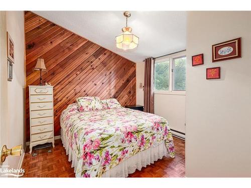 95 42Nd Street S, Wasaga Beach, ON - Indoor Photo Showing Bedroom