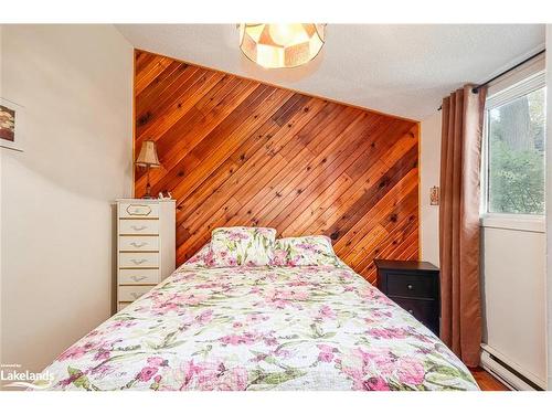 95 42Nd Street S, Wasaga Beach, ON - Indoor Photo Showing Bedroom