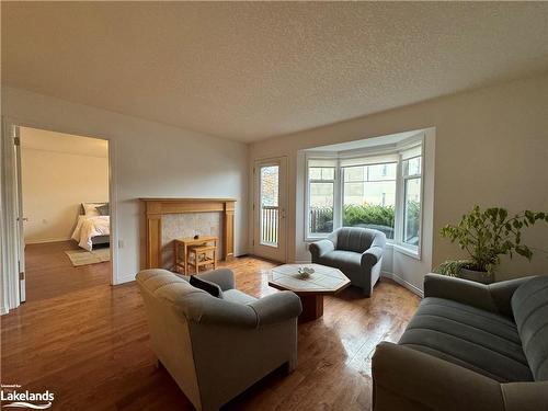 2705 Kingsway Drive, Kitchener, ON - Indoor Photo Showing Living Room