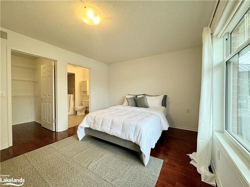 2705 Kingsway Drive, Kitchener, ON - Indoor Photo Showing Bedroom