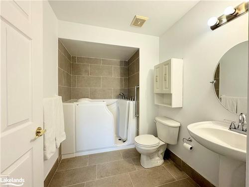 2705 Kingsway Drive, Kitchener, ON - Indoor Photo Showing Bathroom