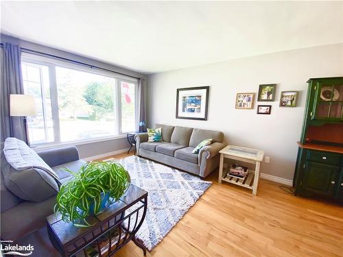 255 Chain Gate Drive, Midland, ON - Indoor Photo Showing Living Room