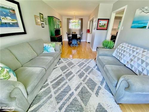 255 Chain Gate Drive, Midland, ON - Indoor Photo Showing Living Room