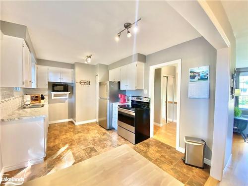 255 Chain Gate Drive, Midland, ON - Indoor Photo Showing Kitchen