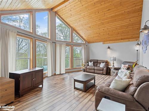 426 Fox Lake Road, Huntsville, ON - Indoor Photo Showing Living Room