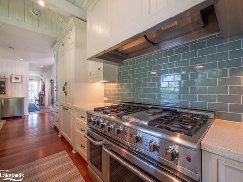 2105 Deer Island, Severn, ON - Indoor Photo Showing Kitchen With Upgraded Kitchen