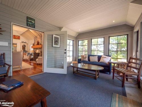 2105 Deer Island, Severn, ON - Indoor Photo Showing Living Room