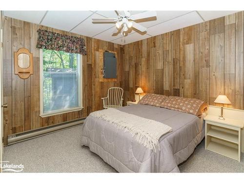 2401 Bear Lake Road, Dorset, ON - Indoor Photo Showing Bedroom