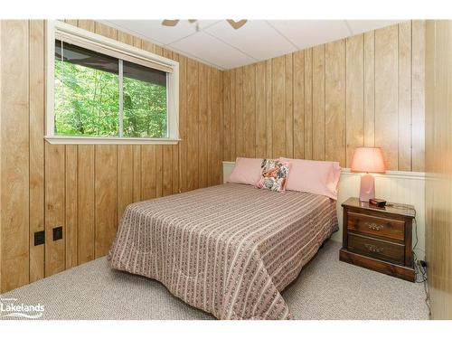 2401 Bear Lake Road, Dorset, ON - Indoor Photo Showing Bedroom