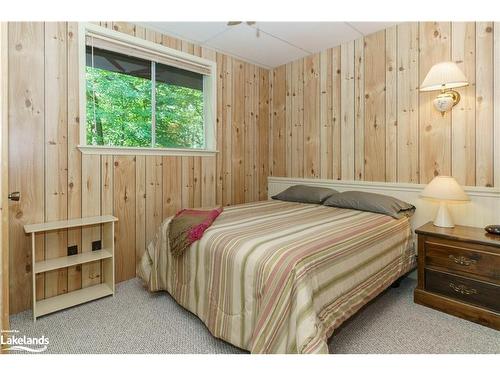 2401 Bear Lake Road, Dorset, ON - Indoor Photo Showing Bedroom