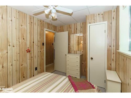 2401 Bear Lake Road, Dorset, ON - Indoor Photo Showing Bedroom