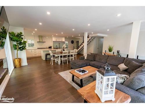 43 Glendale Road, Bracebridge, ON - Indoor Photo Showing Living Room