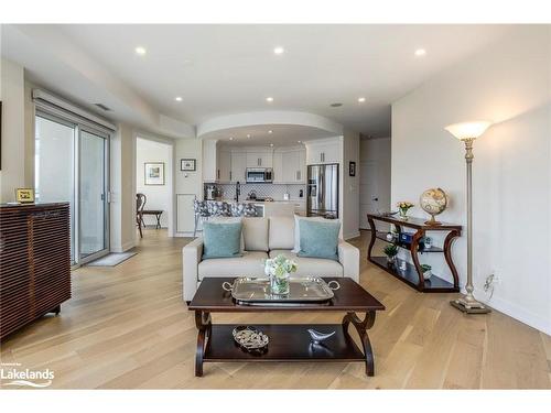 1011-2 Toronto Street, Barrie, ON - Indoor Photo Showing Living Room