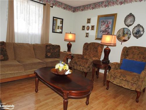 189 Dyer Drive, Wasaga Beach, ON - Indoor Photo Showing Living Room