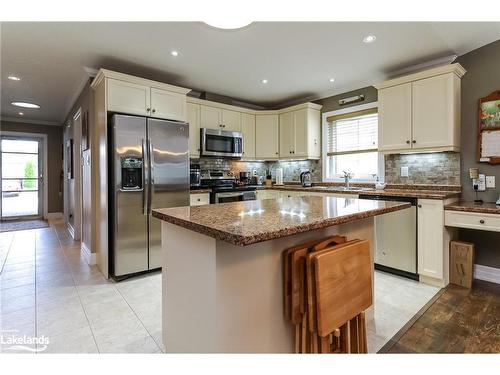 54 New York Avenue, Wasaga Beach, ON - Indoor Photo Showing Kitchen