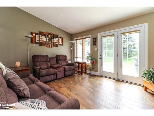 54 New York Avenue, Wasaga Beach, ON - Indoor Photo Showing Living Room