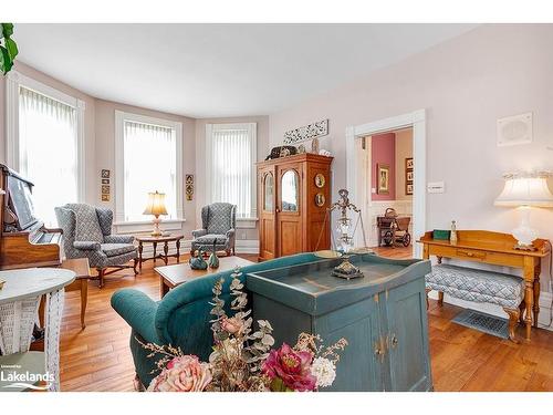 63 Bridge Street, Meaford, ON - Indoor Photo Showing Living Room