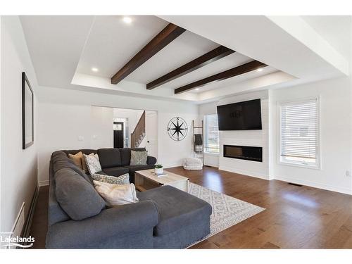 135 Plewes Drive, Collingwood, ON - Indoor Photo Showing Living Room