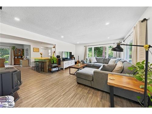 51 Louis Avenue, Tiny Twp, ON - Indoor Photo Showing Living Room