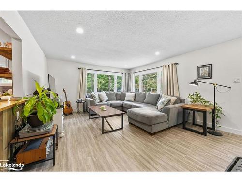 51 Louis Avenue, Tiny Twp, ON - Indoor Photo Showing Living Room