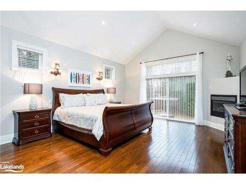 111 Earl Street, Wasaga Beach, ON - Indoor Photo Showing Bedroom