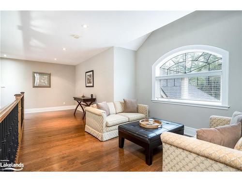 111 Earl Street, Wasaga Beach, ON - Indoor Photo Showing Living Room