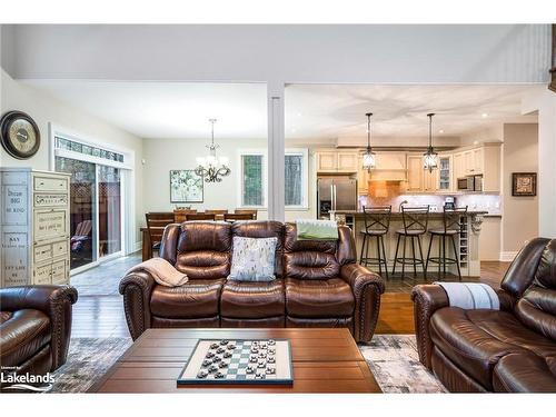 111 Earl Street, Wasaga Beach, ON - Indoor Photo Showing Living Room