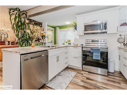 11 Madeline Street, Huntsville, ON - Indoor Photo Showing Kitchen With Upgraded Kitchen