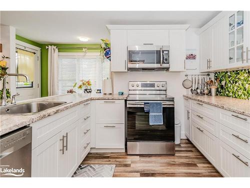 11 Madeline Street, Huntsville, ON - Indoor Photo Showing Kitchen With Upgraded Kitchen