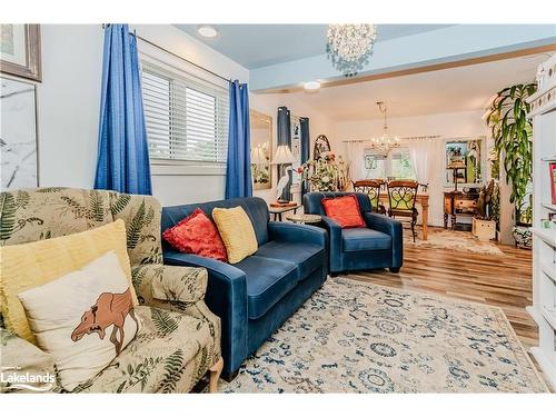 11 Madeline Street, Huntsville, ON - Indoor Photo Showing Living Room