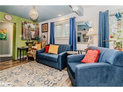 11 Madeline Street, Huntsville, ON - Indoor Photo Showing Living Room