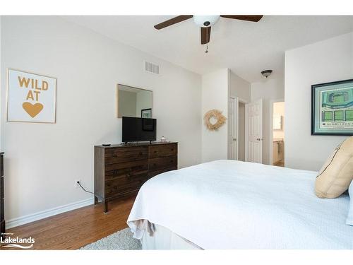 19-110 Napier Street, The Blue Mountains, ON - Indoor Photo Showing Bedroom