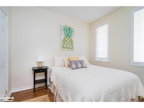 19-110 Napier Street, The Blue Mountains, ON - Indoor Photo Showing Bedroom