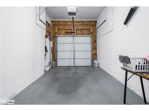 19-110 Napier Street, The Blue Mountains, ON - Indoor Photo Showing Garage