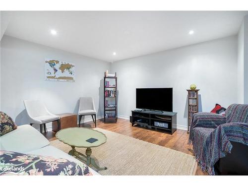 19-110 Napier Street, The Blue Mountains, ON - Indoor Photo Showing Living Room