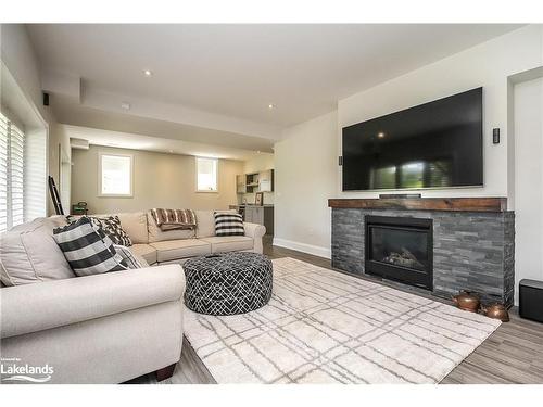 111 Crestview Court, The Blue Mountains, ON - Indoor Photo Showing Living Room With Fireplace