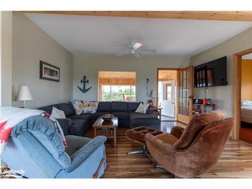 4 Island 470, Honey Harbour, ON - Indoor Photo Showing Living Room