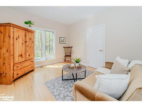 1259 Golf Course Road, Huntsville, ON - Indoor Photo Showing Living Room