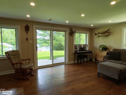 51 Hardies Road, Mckellar, ON - Indoor Photo Showing Living Room