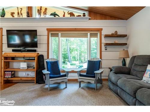 29 Lasalle Trail, Tiny, ON - Indoor Photo Showing Living Room