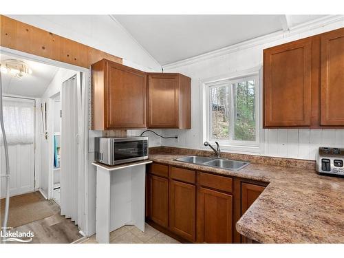 1038 Fitchett Lane, Gravenhurst, ON - Indoor Photo Showing Kitchen With Double Sink