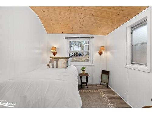 1038 Fitchett Lane, Gravenhurst, ON - Indoor Photo Showing Bedroom