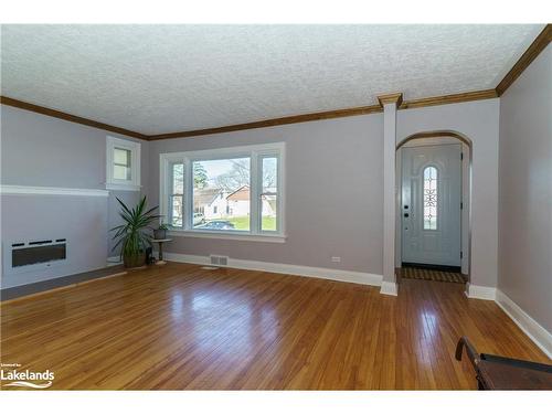 9 Morris Avenue, Huntsville, ON - Indoor Photo Showing Other Room