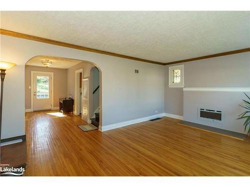 9 Morris Avenue, Huntsville, ON - Indoor Photo Showing Other Room