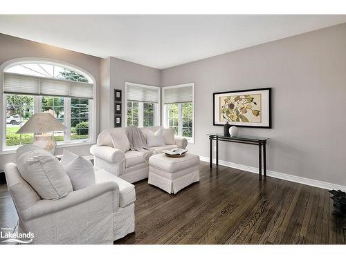 4 Porcupine Circle, Barrie, ON - Indoor Photo Showing Living Room