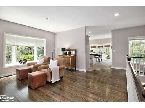 4 Porcupine Circle, Barrie, ON - Indoor Photo Showing Living Room