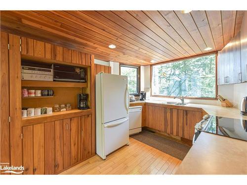 1124 Flanagan Trail, Gravenhurst, ON - Indoor Photo Showing Kitchen With Double Sink