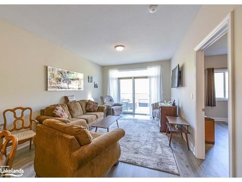 325 Lucy Lane, Orillia, ON - Indoor Photo Showing Living Room