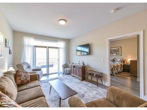 325 Lucy Lane, Orillia, ON - Indoor Photo Showing Living Room